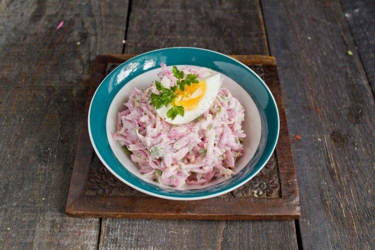 Салат из редьки со сметанным соусом