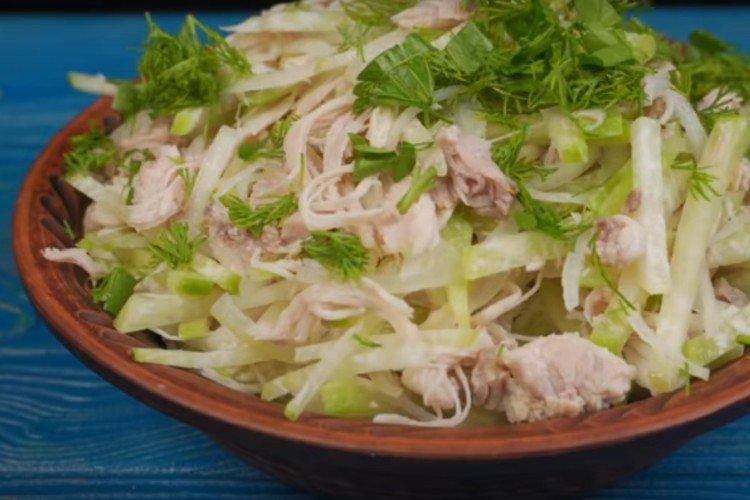 Салат с редькой, куриной грудкой и грибами