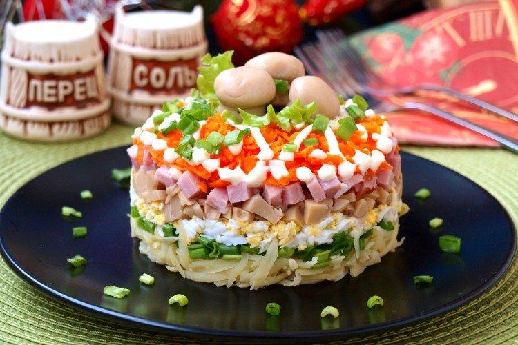 Ensalada por capas con jamón y champiñones