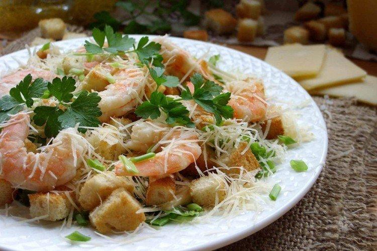 Ensalada de gambas, champiñones y picatostes