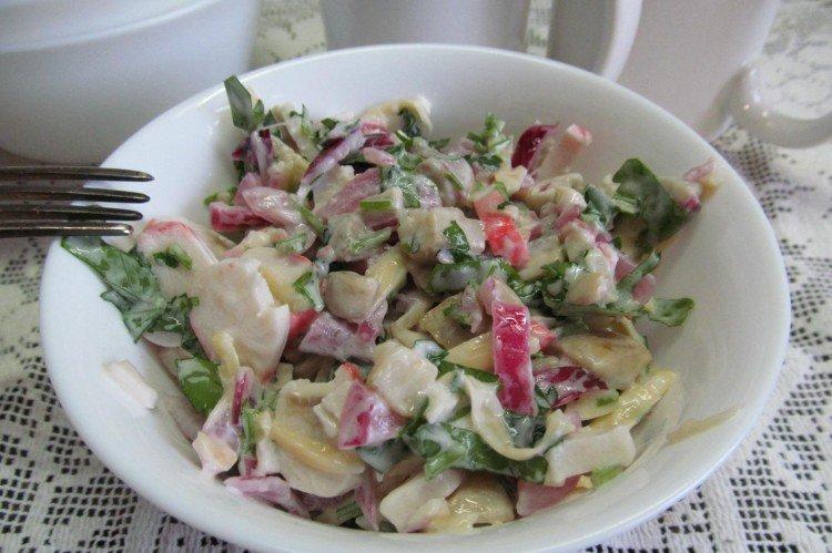 Ensalada de champiñones y palitos de cangrejo fritos