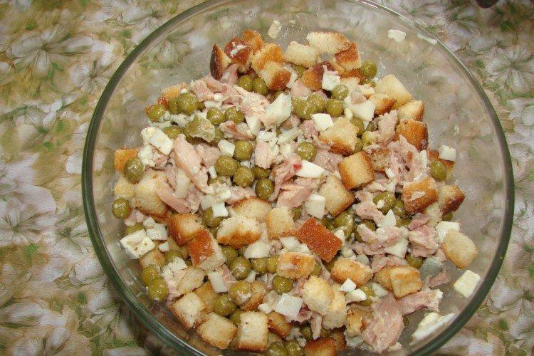 Salat mit geräucherter Hähnchenkeule und grünen Erbsen