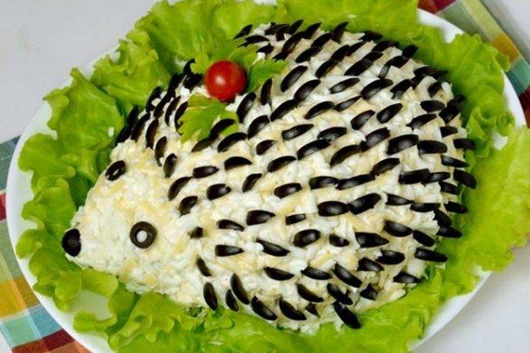 Salat mit grünen Erbsen und Oliven
