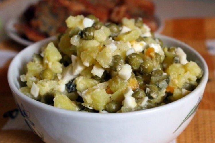 Salat mit Kartoffeln, Eiern und grünen Erbsen