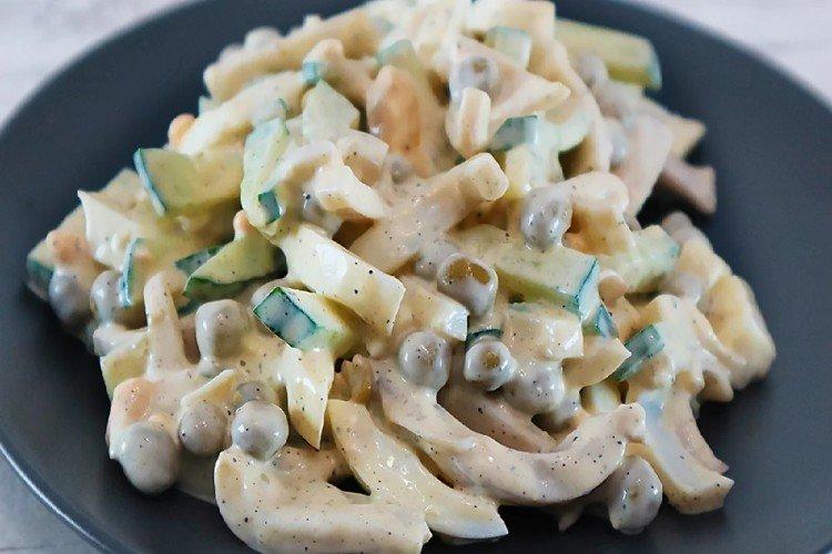 Salat mit Tintenfisch und grünen Erbsen