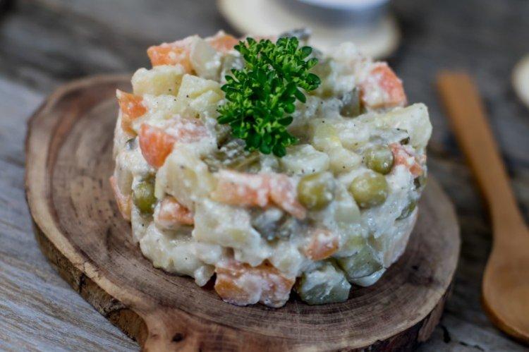 Vegetarisches „Olivier“ mit grünen Erbsen