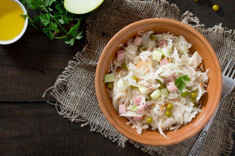 Salat mit Schinken, Sauerkraut und Erbsen