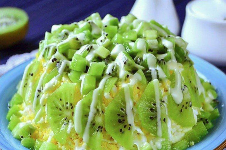Salat mit grünen Erbsen, Gurken und Kiwi