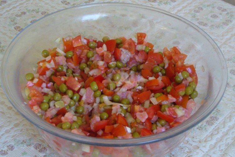 Salat mit Rotfisch und grünen Erbsen