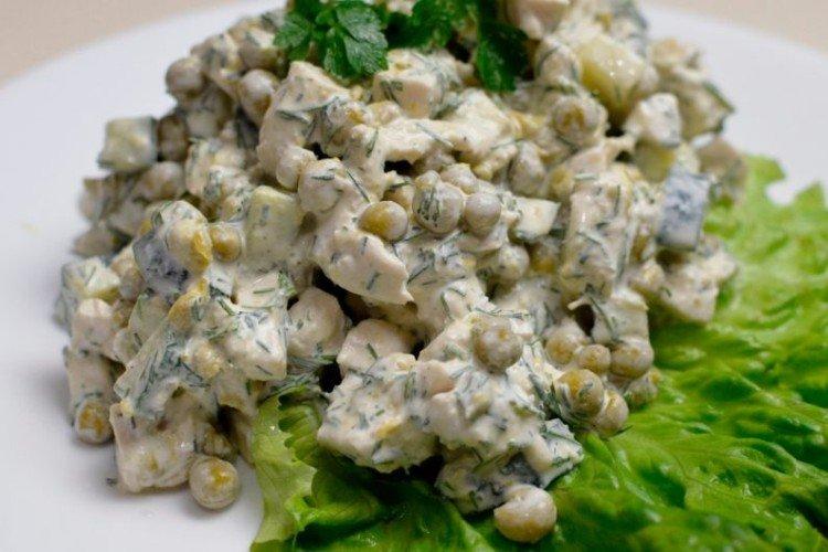 Salat mit Huhn, Pilzen und grünen Erbsen