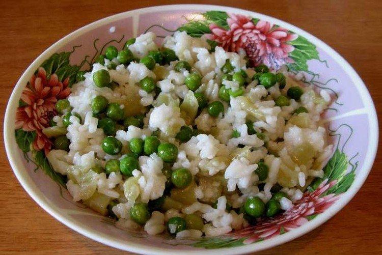 Fastensalat mit Reis und grünen Erbsen