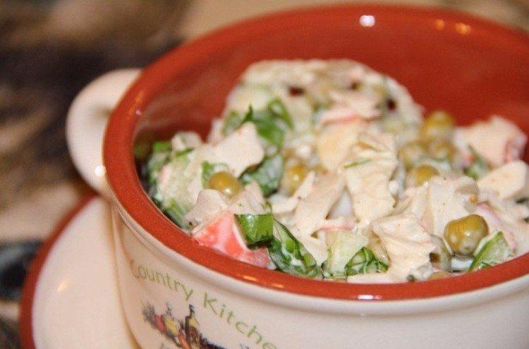 Salat mit Krabbenfleisch und grünen Erbsen