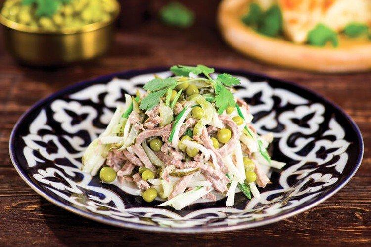 Salat aus Rinderzunge und grünen Erbsen