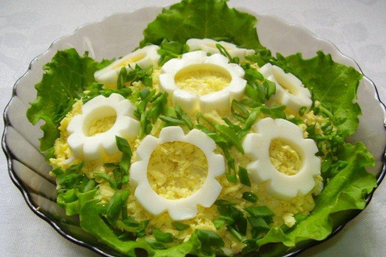 Salat mit grünen Erbsen und Speck