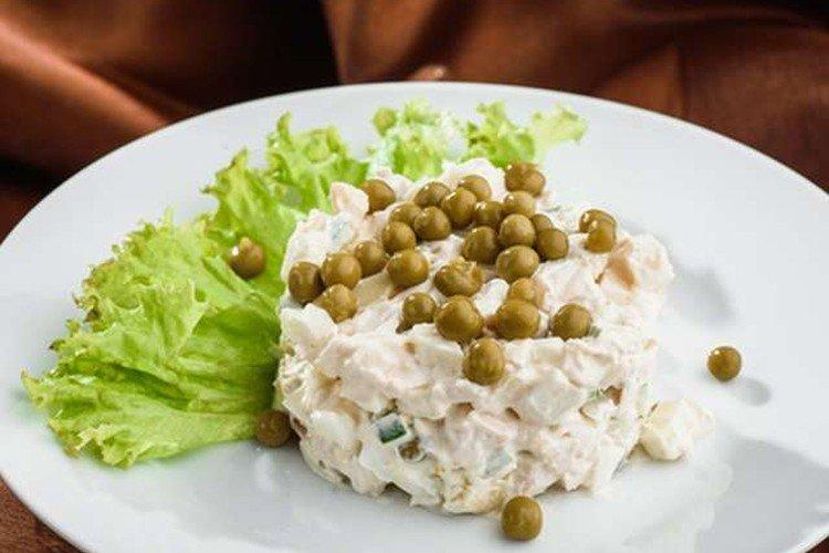 Salat mit gebratener Ente und grünen Erbsen
