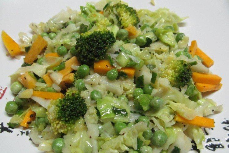 Gemüsesalat mit grünen Erbsen