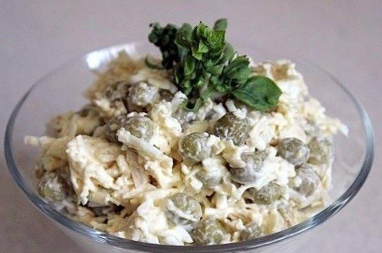 Salat mit Dosen-Erbsen und Schmelzkäse