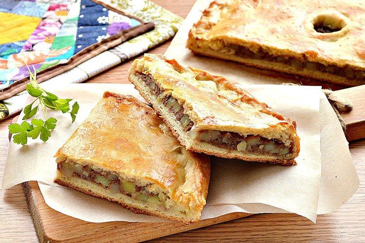 Pourable Kurnik with Chicken, Potatoes, and Onions