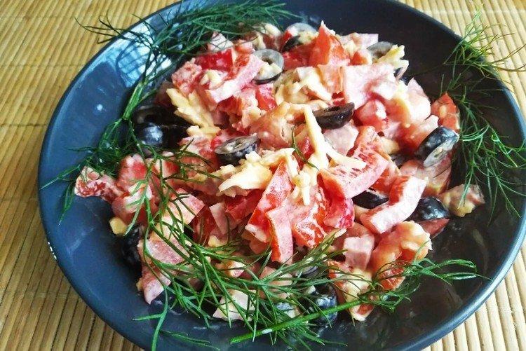 Salat „Zauber“ aus geräuchertem Hähnchen