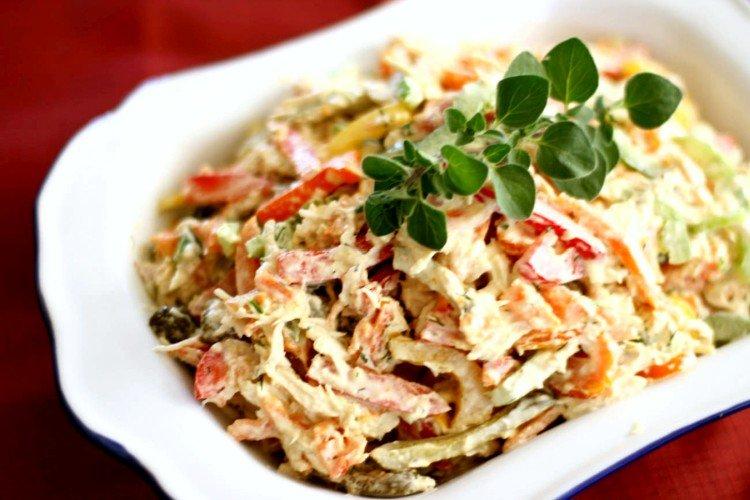 Salat mit geräuchertem Hähnchen und gebratenen Pilzen