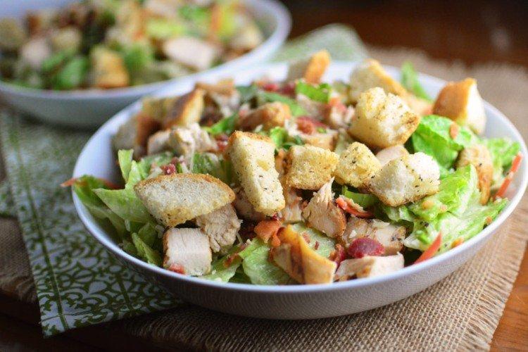 Caesar-Salat mit geräuchertem Hähnchenfilet