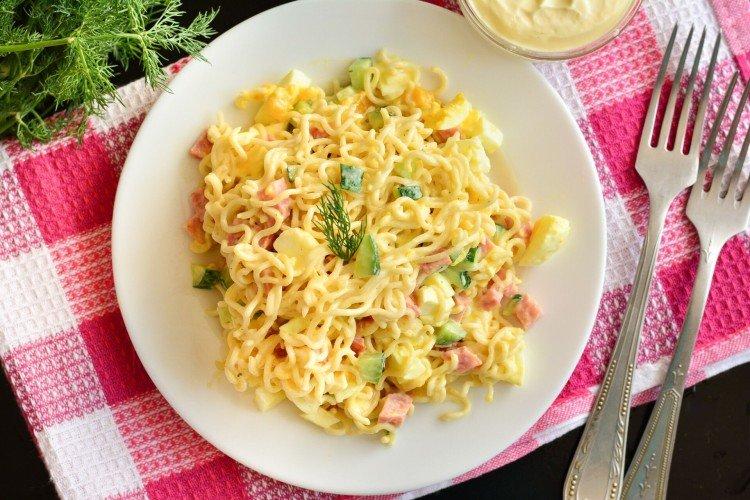Salat mit geräuchertem Hähnchen und Nudeln