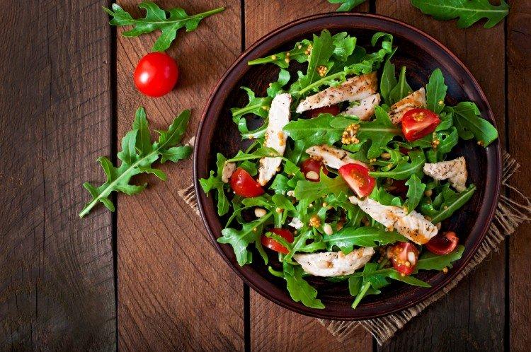 Salat mit geräuchertem Hähnchen und Rucola