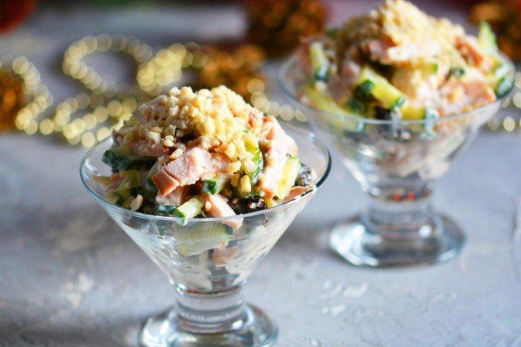 Salat aus geräuchertem Hähnchen in Gläsern