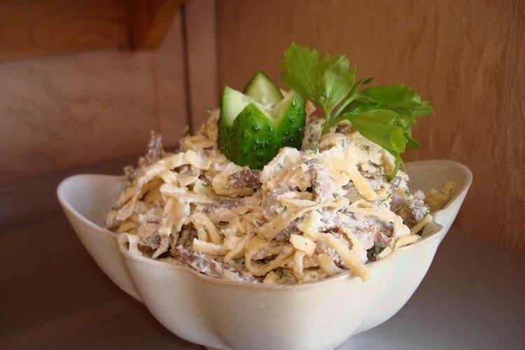 Italienischer Salat mit geräuchertem Hähnchen und Pfannkuchen