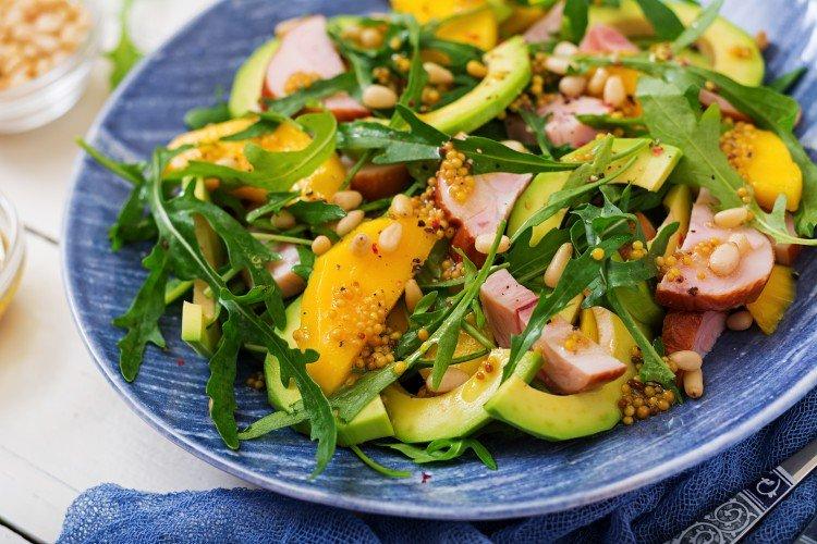 Salat mit geräuchertem Hähnchen, Avocado und Mango