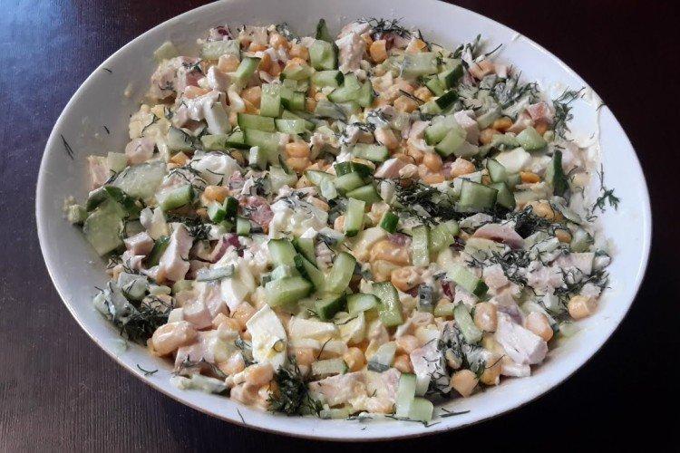 Salat mit geräuchertem Hähnchen, Gurke und Mais