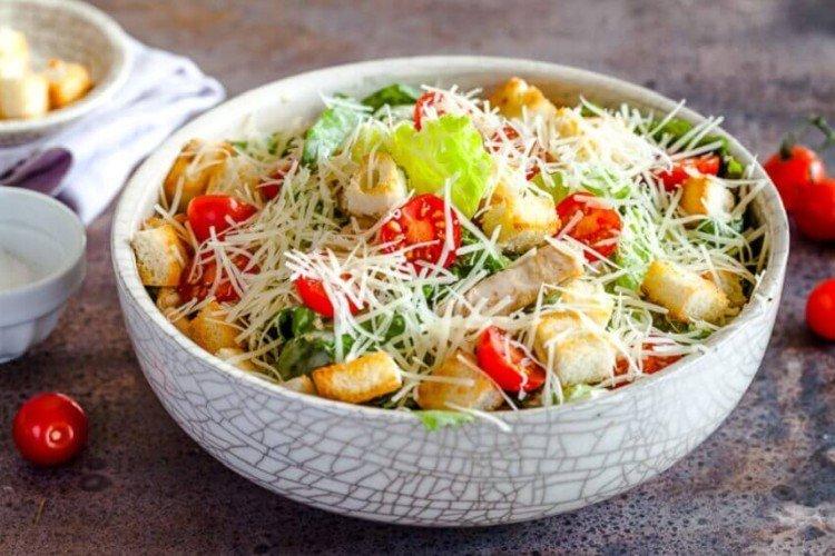 20 Salate mit geräuchertem Hähnchen, die in jeder Situation helfen