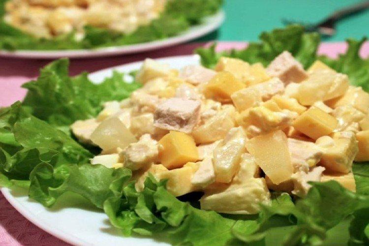 Salat mit geräuchertem Hähnchen und Ananas