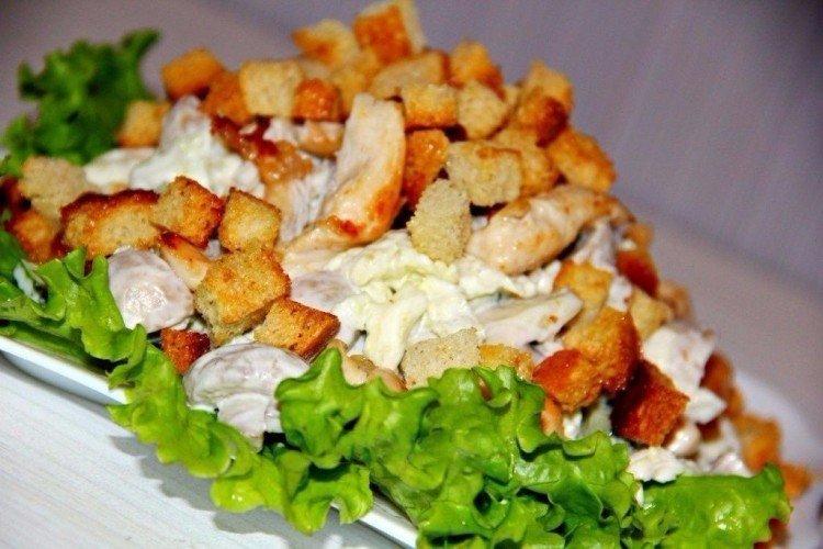 Salat mit geräuchertem Hähnchen „Knusprig“