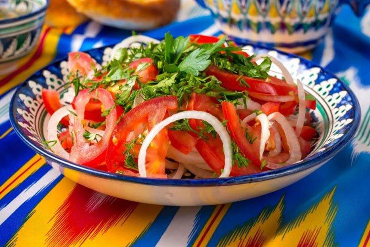 Shakkarob Salad with Tomatoes and Onions