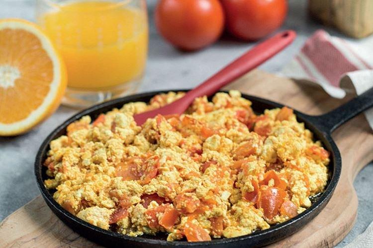 Tofu con tomates