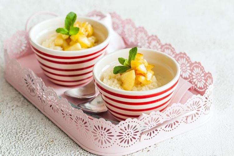 Gachas de arroz con vainilla y manzanas