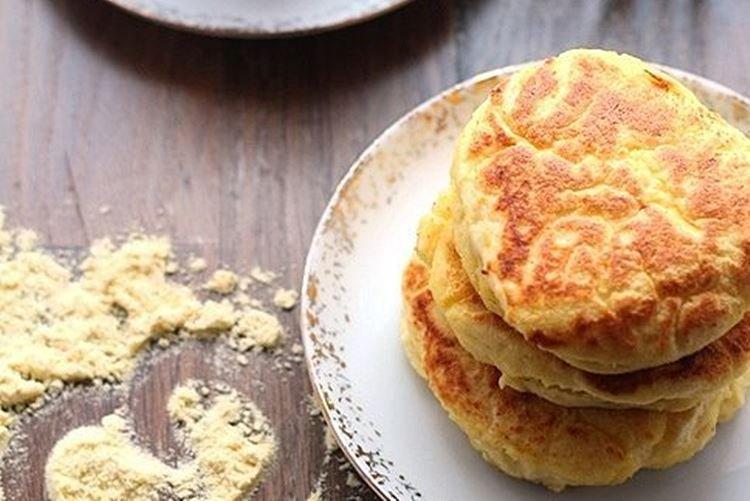 Tortitas de queso cottage con harina de maíz