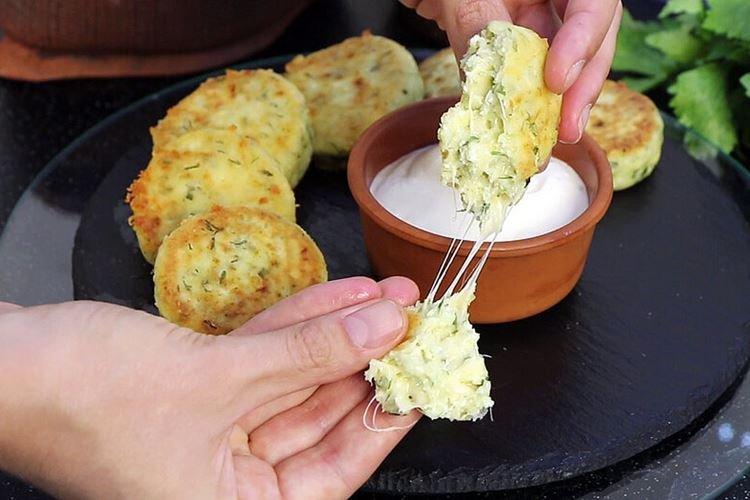 Tortitas de queso cottage con queso y hierbas