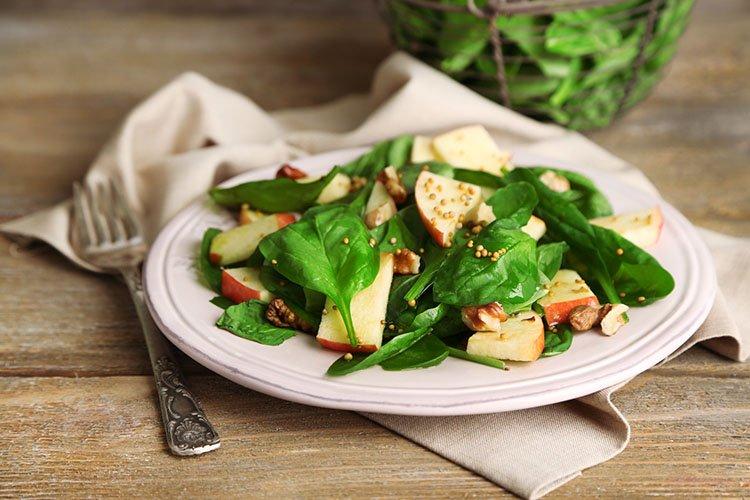 Ensalada de espinacas, manzanas y nueces