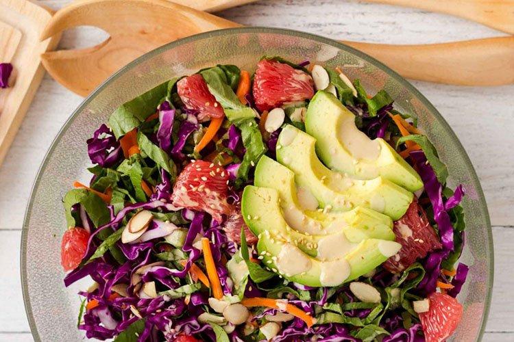 Ensalada de col con aguacate, pomelo y espinacas
