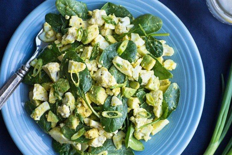 Ensalada «Salud» con espinacas y crema agria