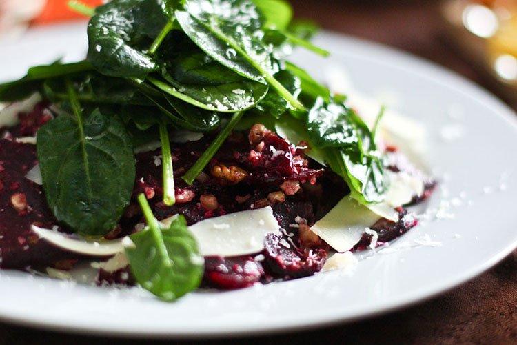 Ensalada de remolacha con espinacas en aderezo de miel