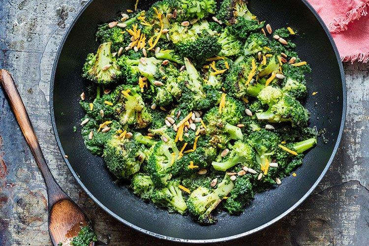 Ensalada tibia de espinacas y brócoli