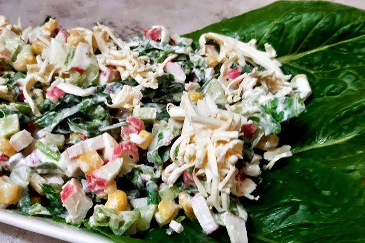Ensalada de palitos de cangrejo con espinacas