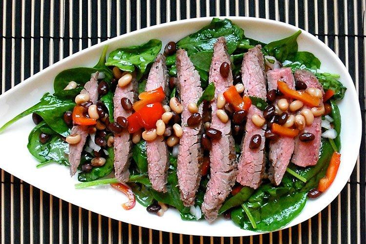 Ensalada de bistec de ternera con espinacas