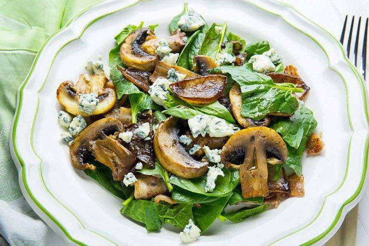 Ensalada de champiñones fritos, queso azul y espinacas