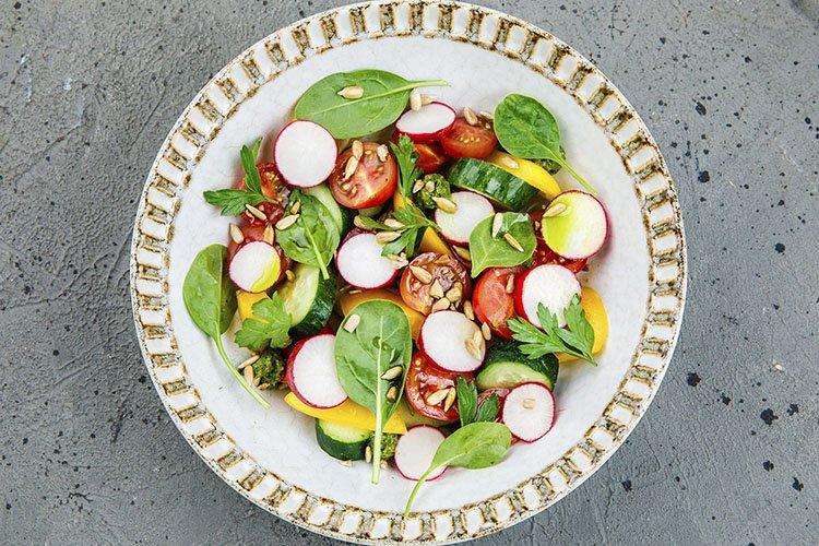 Ensalada de primavera con espinacas y rábano