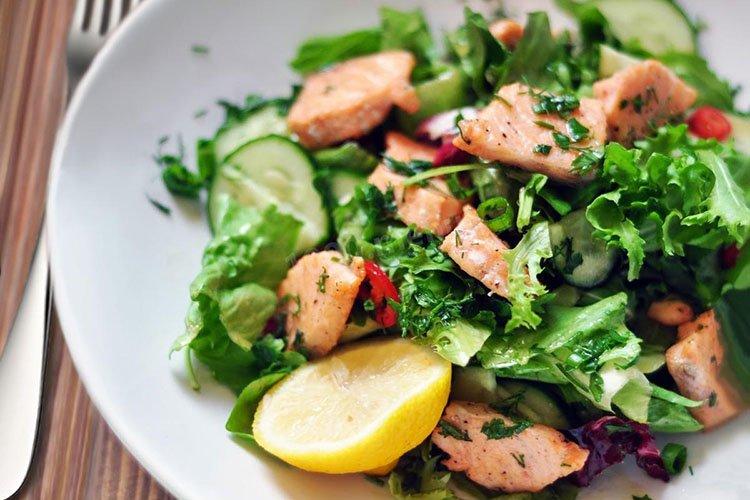 Ensalada de pescado frito y espinacas