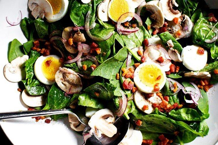 Ensalada tibia de espinacas con huevos y champiñones